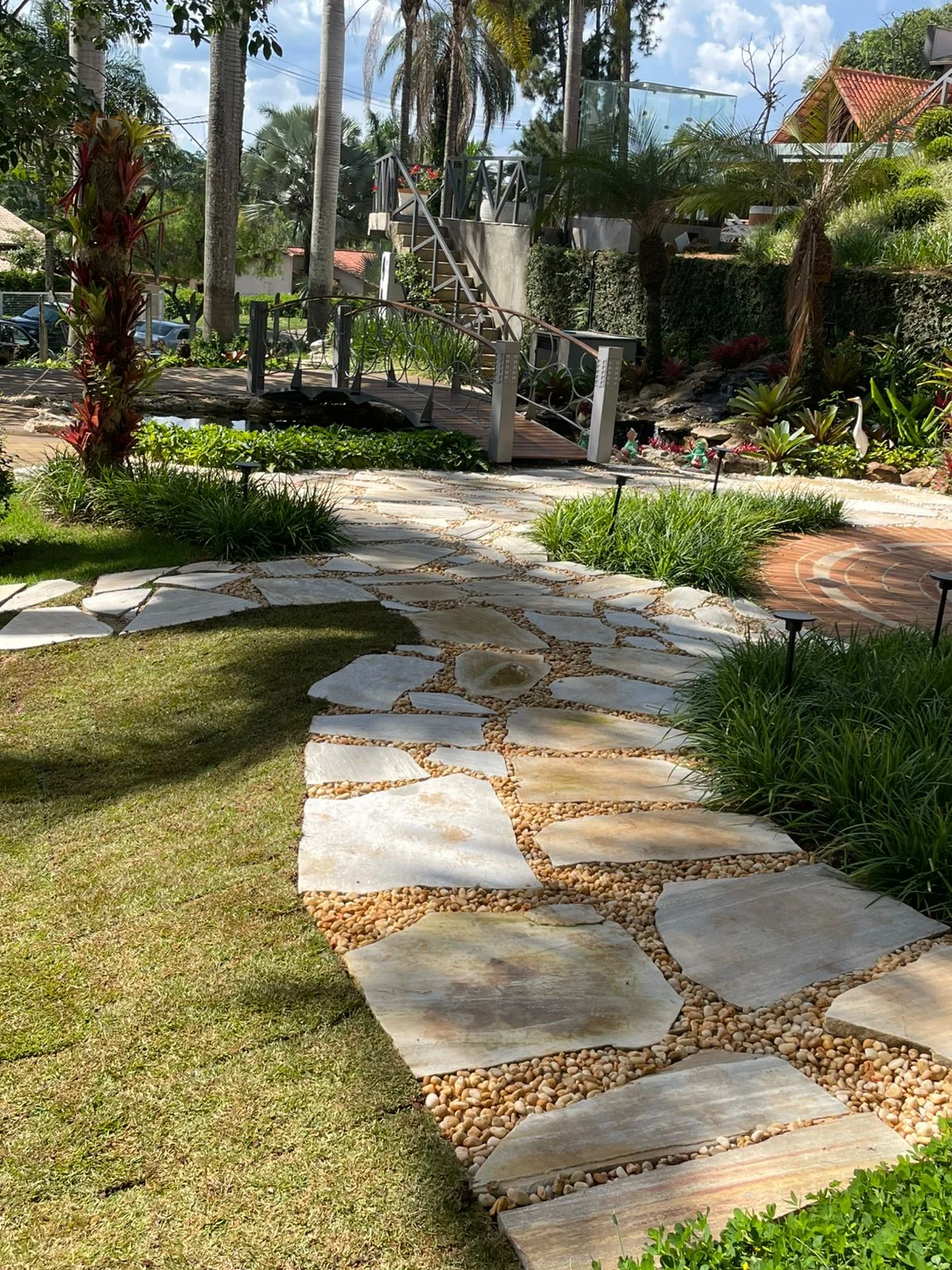 Caminho de pedras integrado ao paisagismo residencial